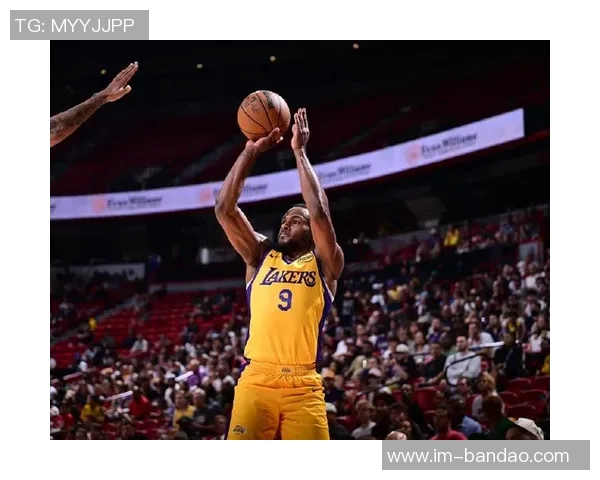 夸梅建议布朗尼学习基德技巧先适应三分再练习突破能力